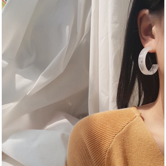HP✨Half Moon Clear Marble Acrylic Hoop Earrings - Picture 5 of 5